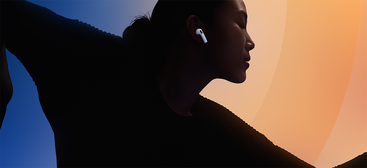 Valged AirPods 5 kõrvaklapid kõrvas, inimene siluetina mitmevärvilisel taustal