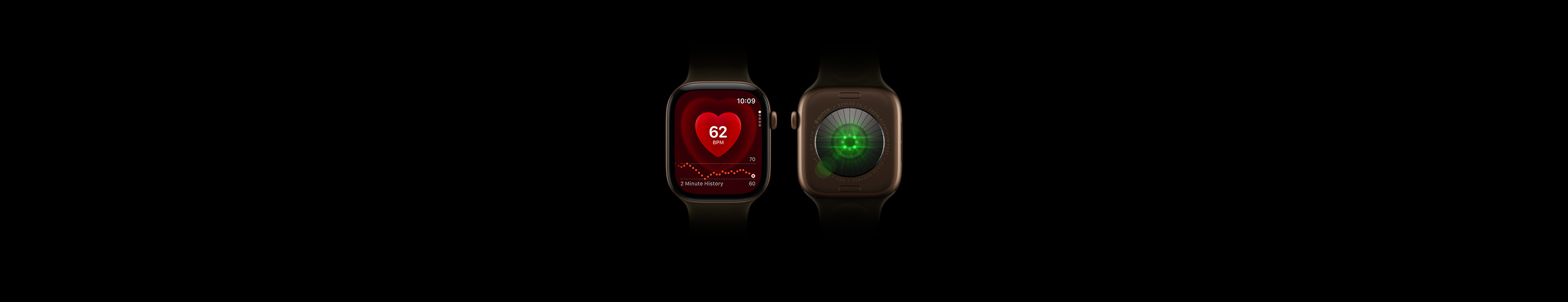 To Apple Watch Series 12-enheder med urkasse i aluminium i farven mørk bronze og en olivengrøn Sportsrem. Den ene viser forsiden af uret med Puls-appen, den anden viser bagsiden af uret med sundhedsmålingssystemet med glødende grønne LED-lamper,